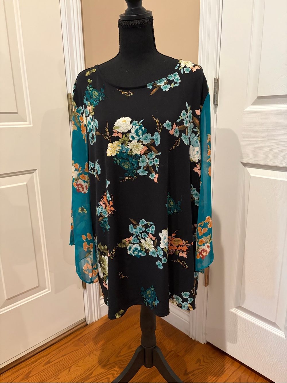 Chico's Black Floral Long-Sleeve Top with Teal Sleeves